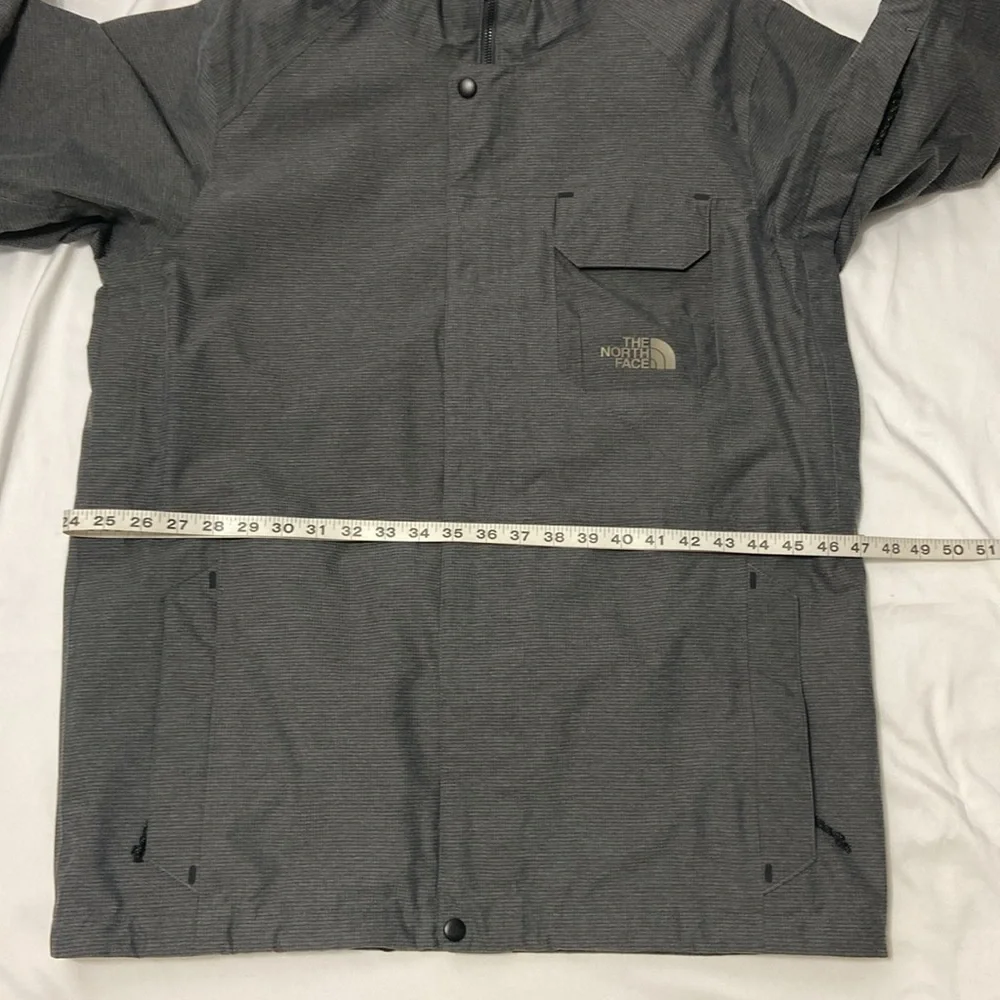 THE NORTH FACE,GREY,MEN/ HOMMES WINDBREAKER, JACKET WITH HOOD. SIZE- MEDIUM.
